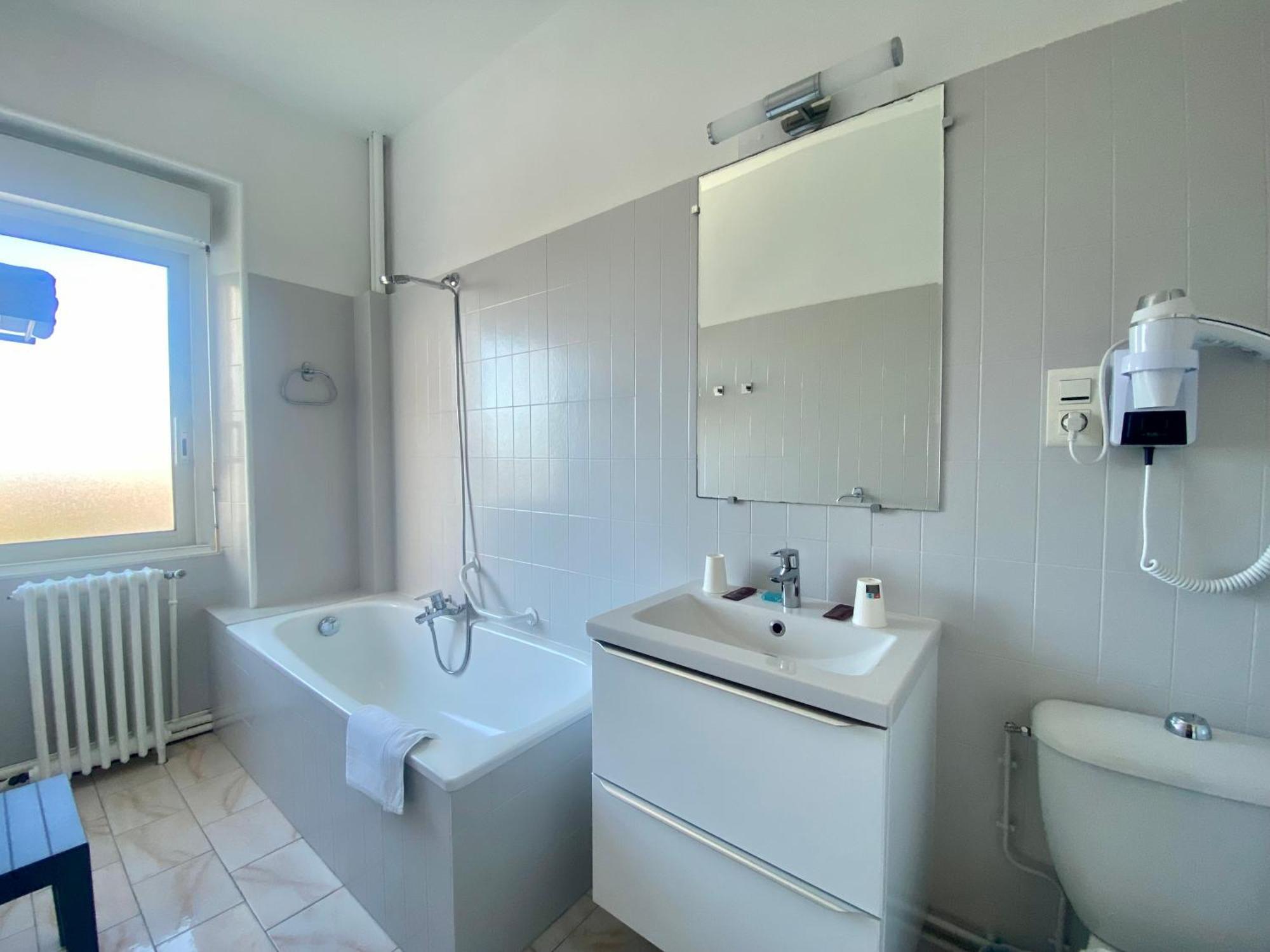 Hotel Le Pasteur Royan Exteriör bild